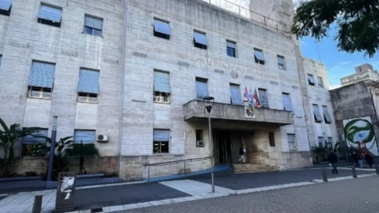 Empleado municipal despedido por acumular 50 ausencias injustificadas y ser descubierto en una peluquería