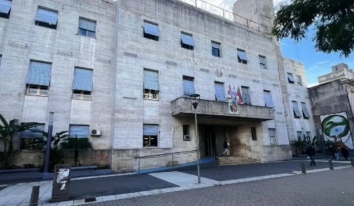 Empleado municipal despedido por acumular 50 ausencias injustificadas y ser descubierto en una peluquería