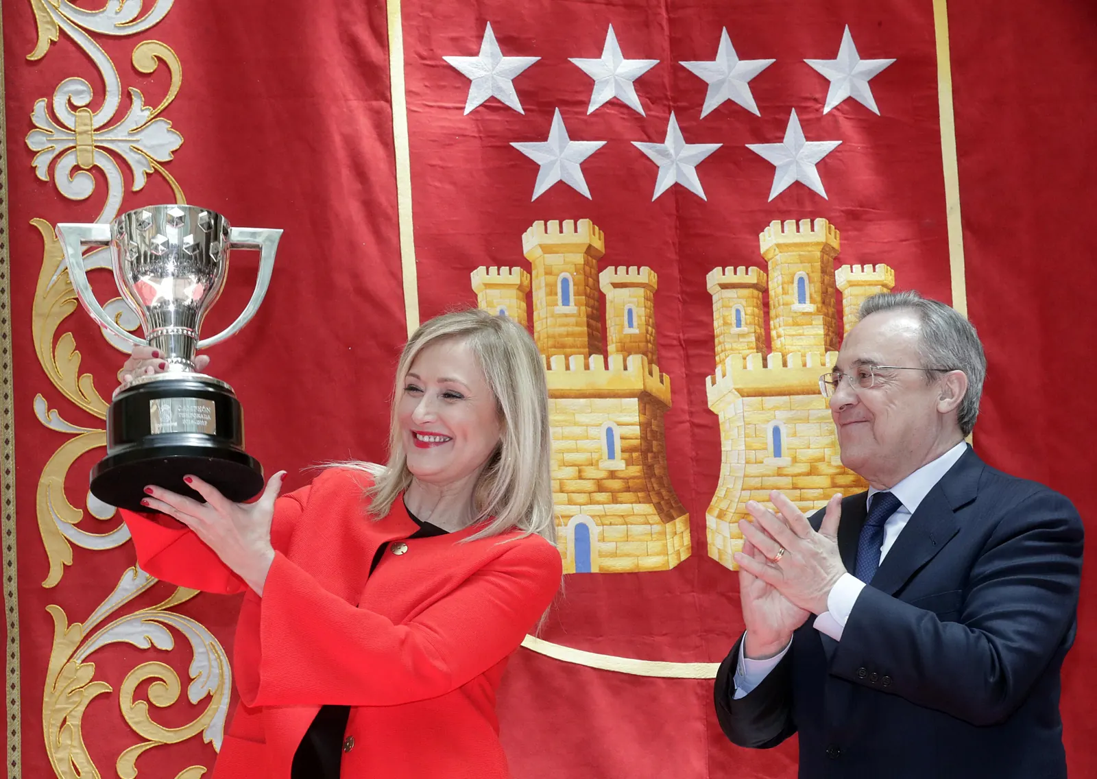 Trofeo de LaLiga siendo levantado por un jugador
