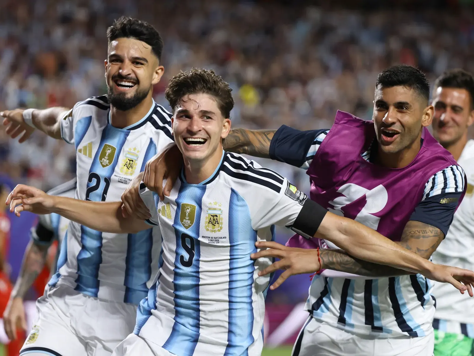 Julián Álvarez de Argentina celebra tras marcar un gol contra Suiza en el Mundial 2026.