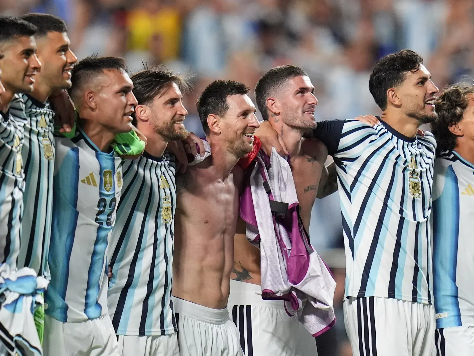 Jugadores de la selección argentina celebran un gol en un partido del Mundial 2026.
