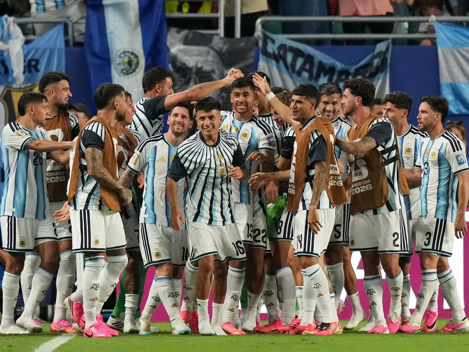 Lionel Messi celebra un gol con la Selección Argentina durante un partido del Mundial 2026.