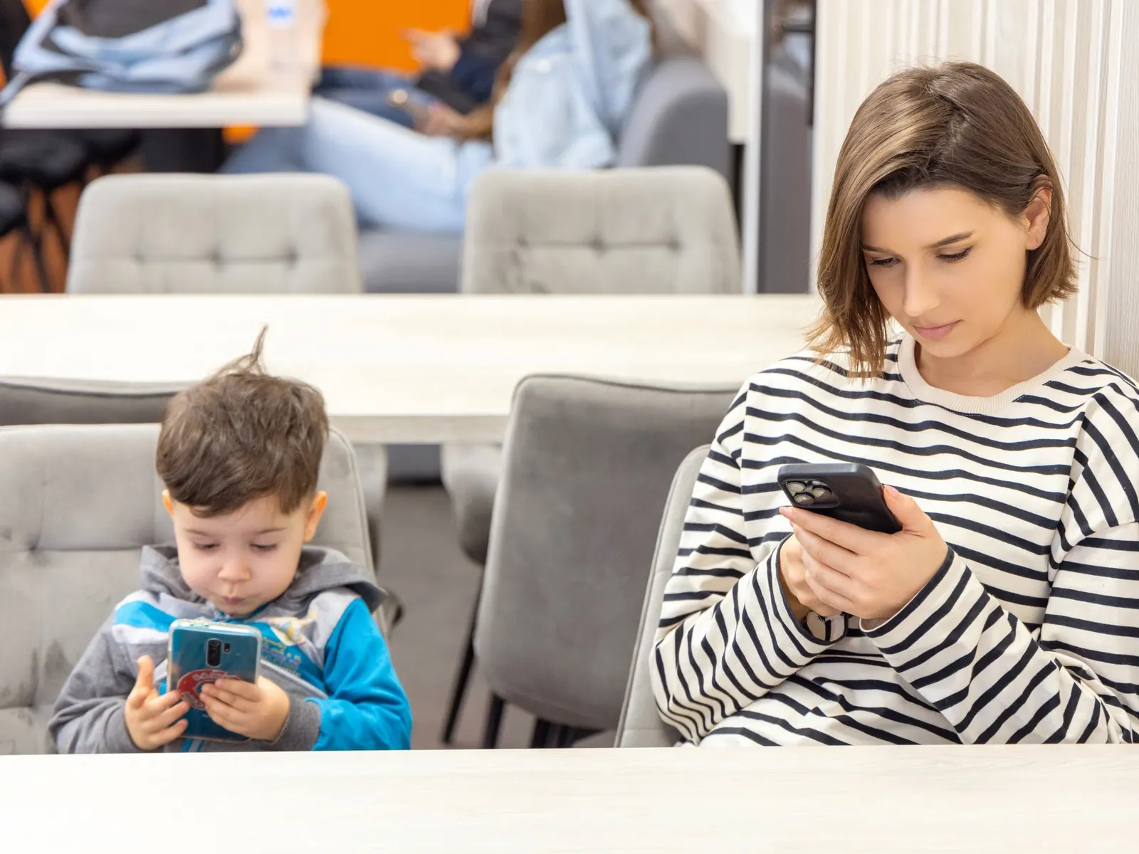 Padres jugando y hablando con sus hijos en casa, simbolizando la conexión emocional.