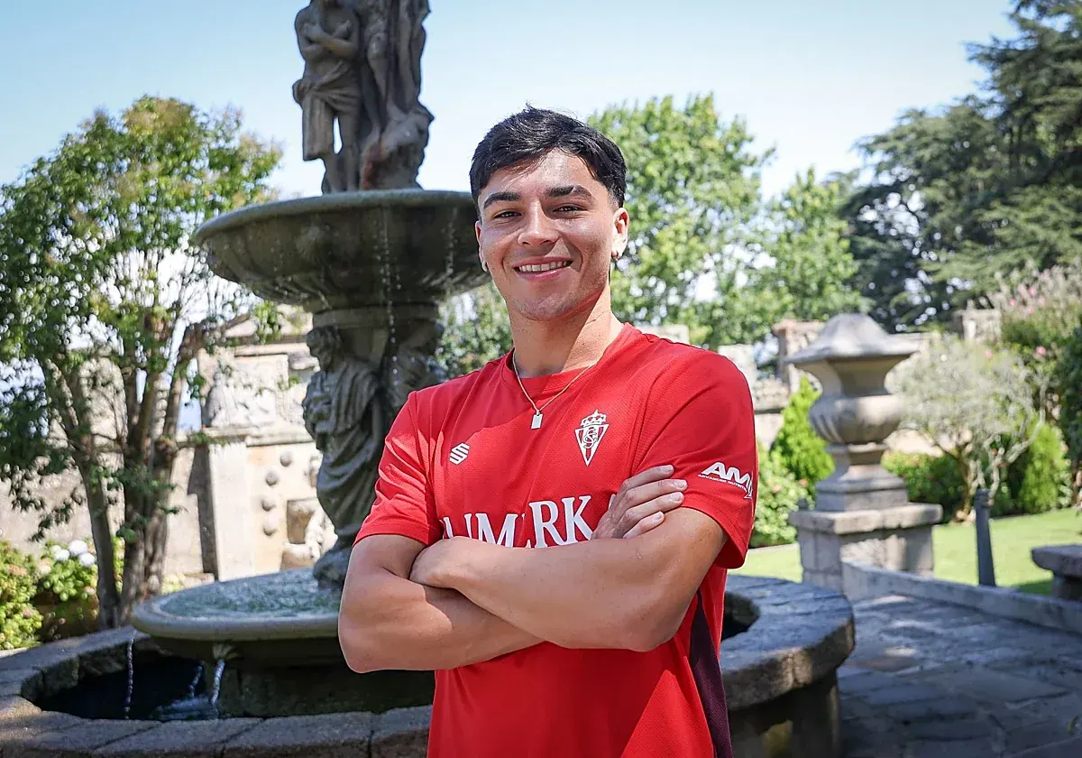 Alejo Sarco, delantero del Sporting de Gijón, posa durante una entrevista en las instalaciones del club asturiano