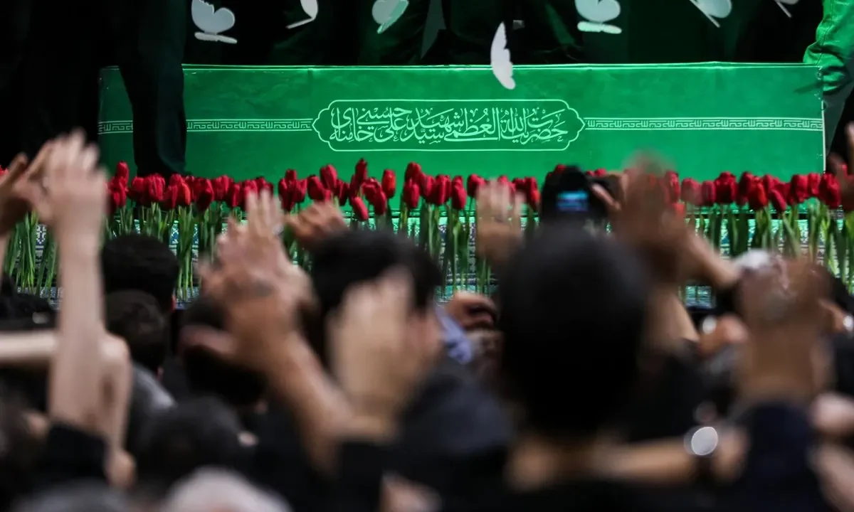 El cuerpo del expresidente de Irán Alí Jamenei ha sido trasladado a la mezquita Gran Mosalla de Teherán, según informa Europa Press. Este tr