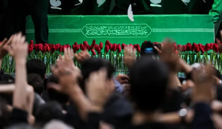 El cuerpo del expresidente de Irán Alí Jamenei ha sido trasladado a la mezquita Gran Mosalla de Teherán, según informa Europa Press. Este tr