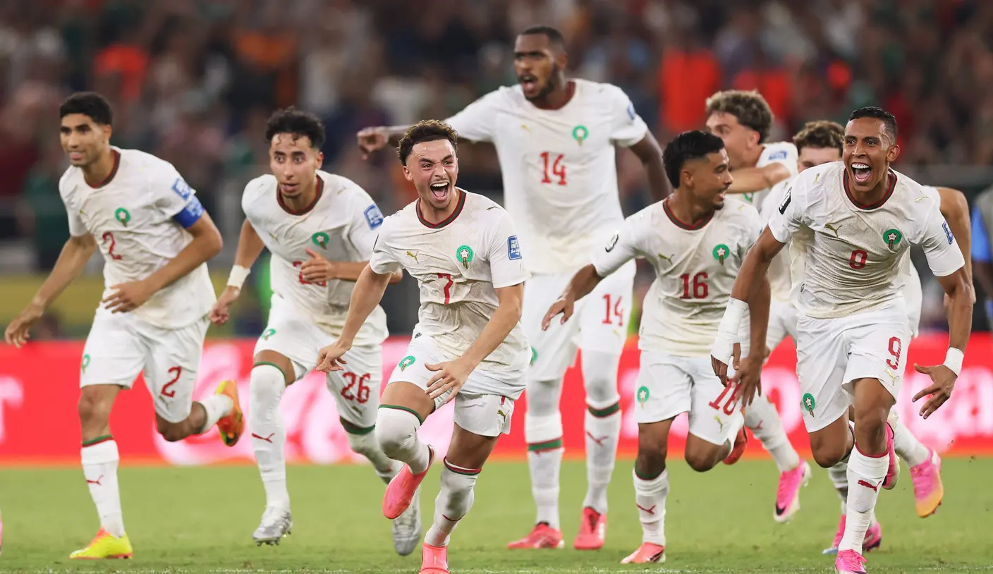 Jugadores de Canadá y Marruecos compitiendo por el balón en un partido del Mundial 2026.