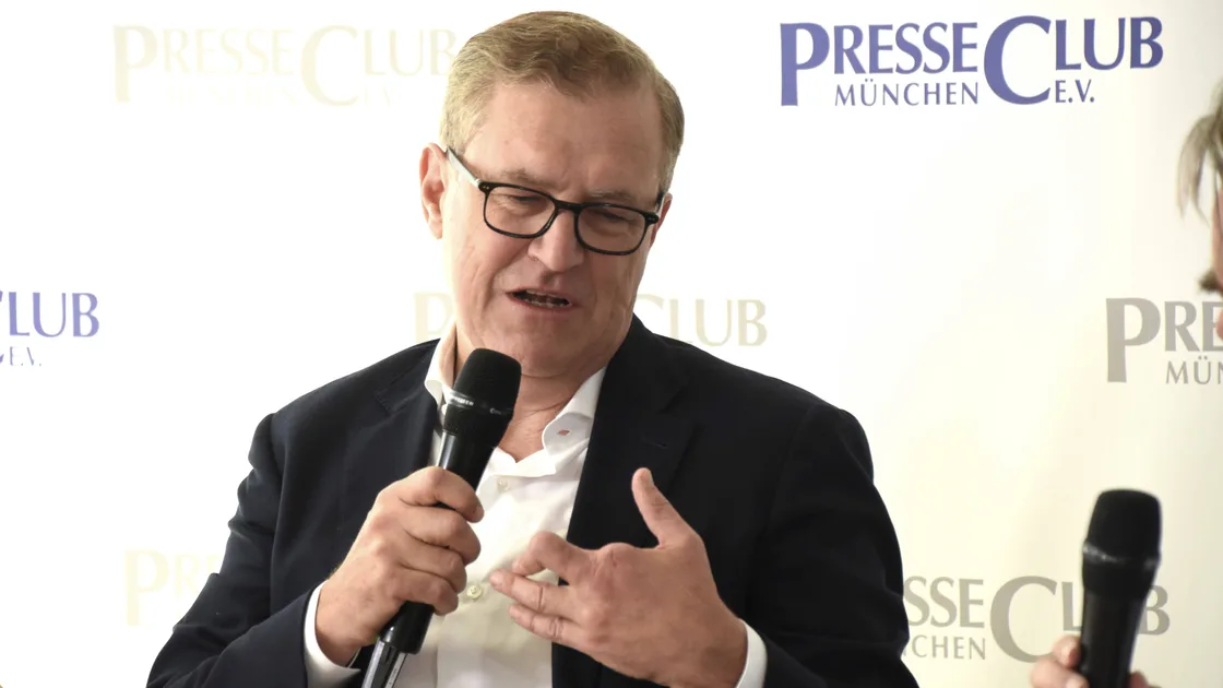 El director general del Bayern frena los rumores sobre salidas de Olise y Díaz