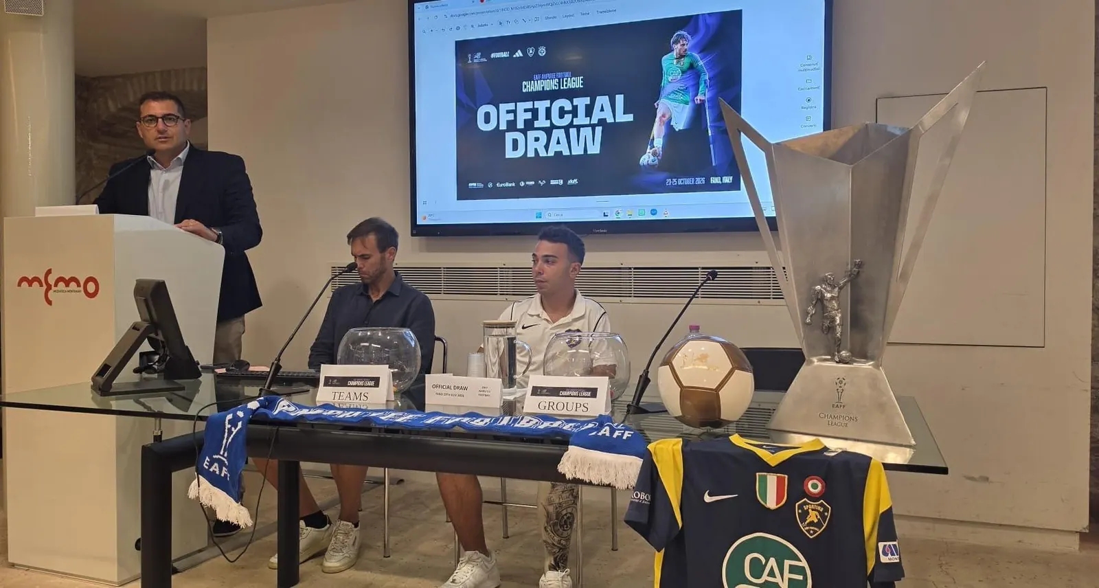Representantes de los equipos de la Champions League de Fútbol Amputados durante el sorteo de la Final 6 en la Mediateca Montanari de Fano
