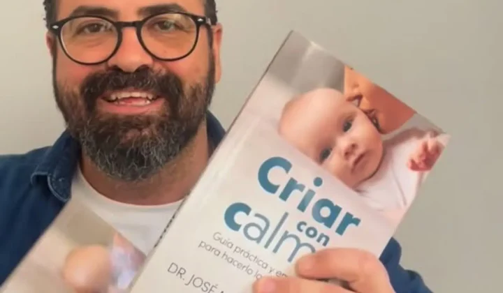 El pediatra José María Carmona advierte sobre la idealización de la lactancia materna y la presión que sufren las madres