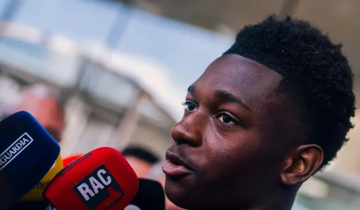 Jesse Bisiwu firma con el FC Barcelona hasta 2031: Laporta ejerce de anfitrión en su regreso