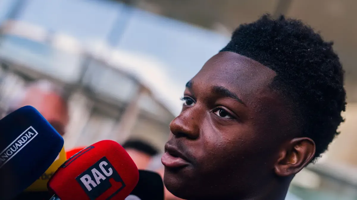 Jesse Bisiwu firma con el FC Barcelona hasta 2031: Laporta ejerce de anfitrión en su regreso