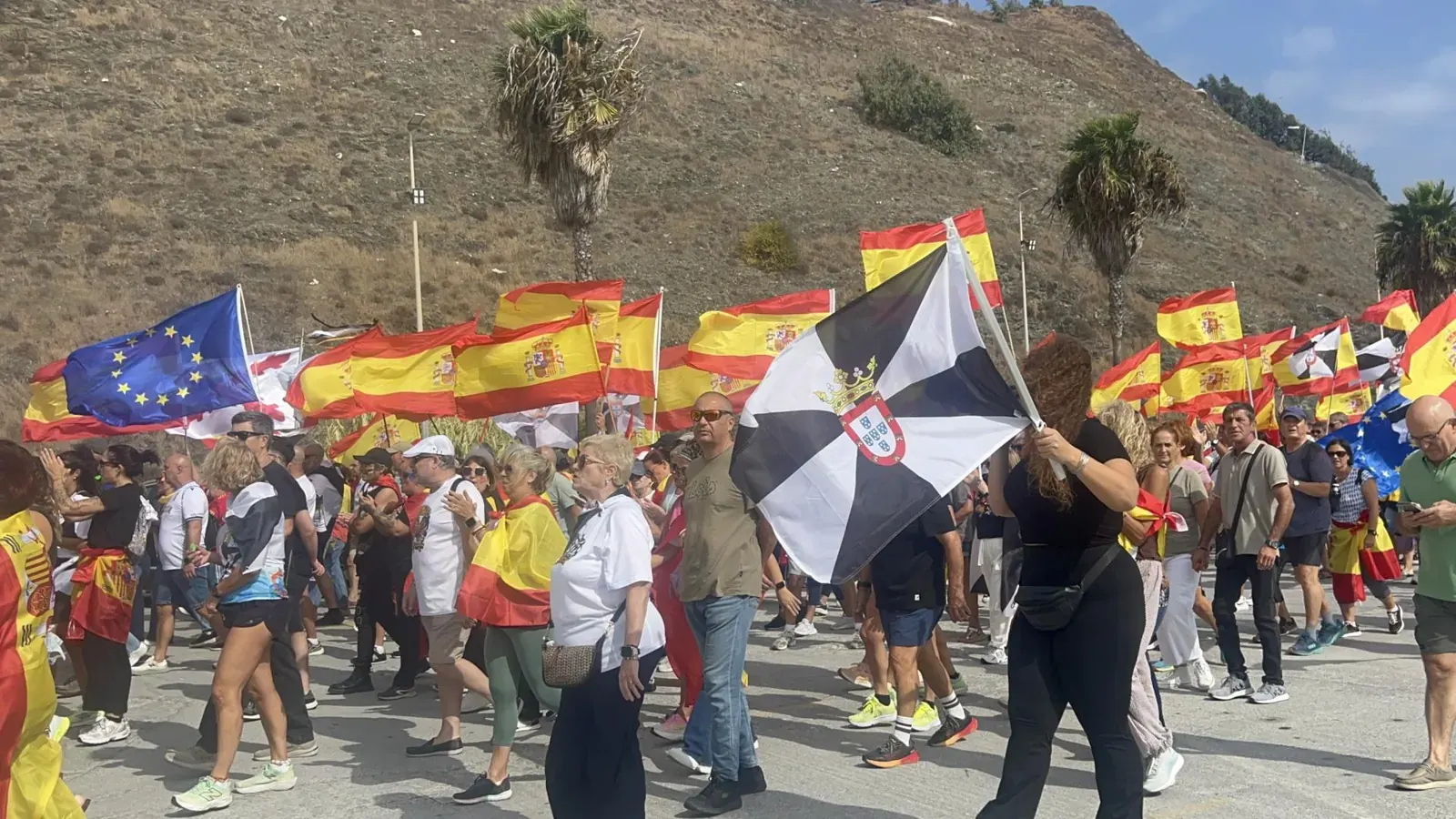 Mural del rey Mohammed VI con la bandera de Marruecos en una pared de la ciudad de Agadir.