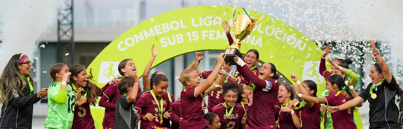 Plantel de Venezuela celebra el título de la CONMEBOL Liga Evolución Sub15 Femenina tras vencer a Paraguay en la tanda de penales
