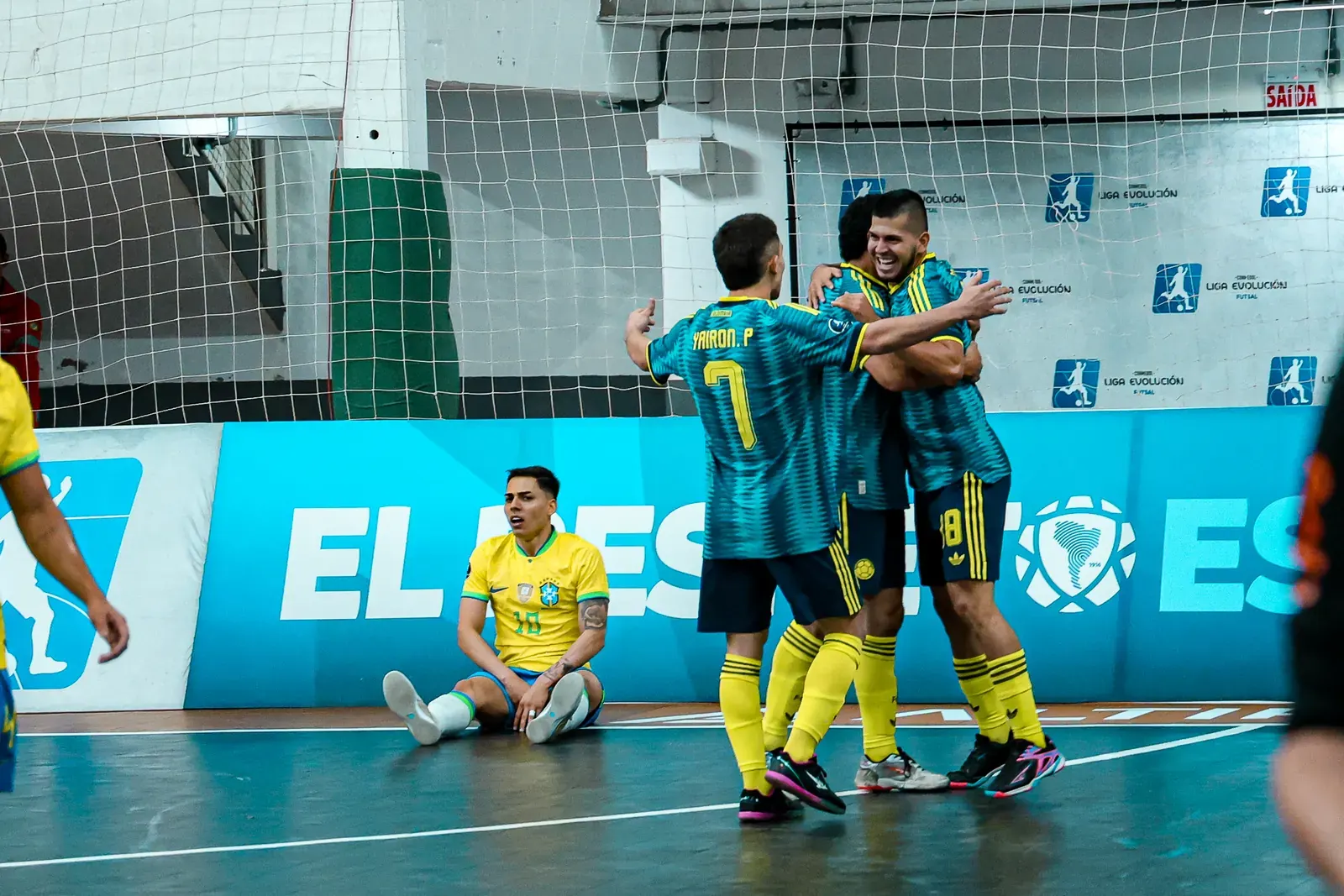 Jugadores de Brasil y Colombia disputan el balón en un partido de futsal por la CONMEBOL Liga Evolución Futsal Zona Norte 2026 en la Arena Ivo Sguissardi de Xanxerê