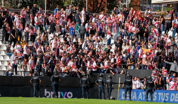 La afición del Rayo Vallecano fuerza la suspensión del partido ante el Athletic en protesta contra Presa
