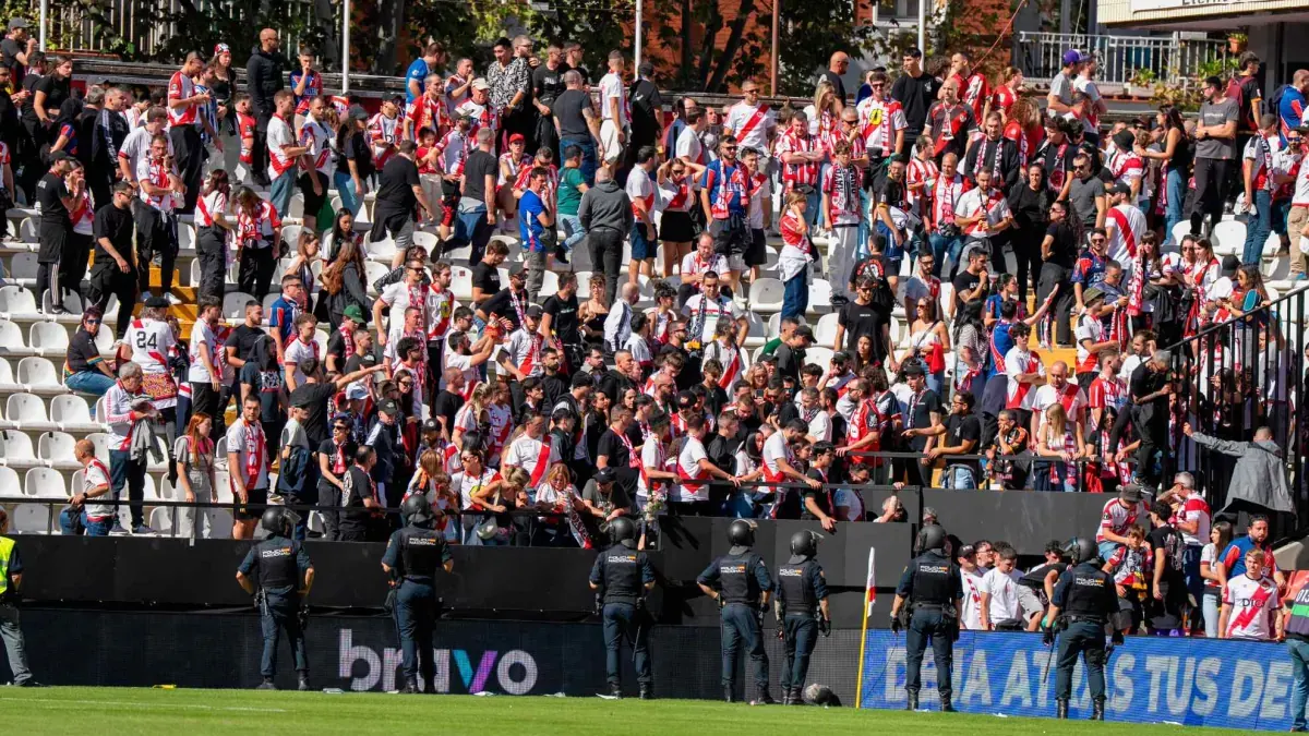 La afición del Rayo Vallecano fuerza la suspensión del partido ante el Athletic en protesta contra Presa
